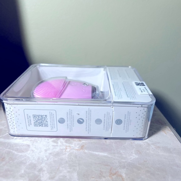 New Never Open Foreo LUNA™ 4 mini Dual-sided facial cleansing massager - Picture 3 of 7